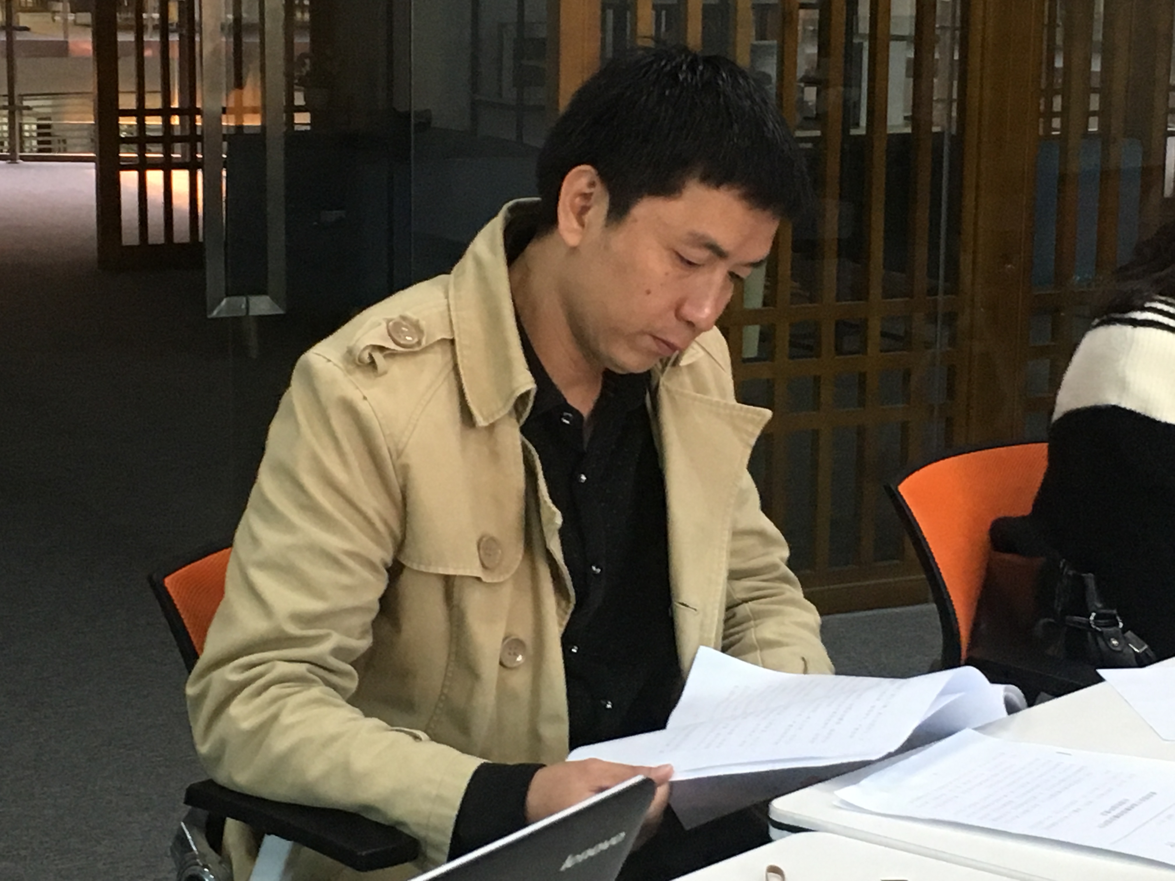 老师认真学习文件2.JPG 老师认真学习文件2.JPG